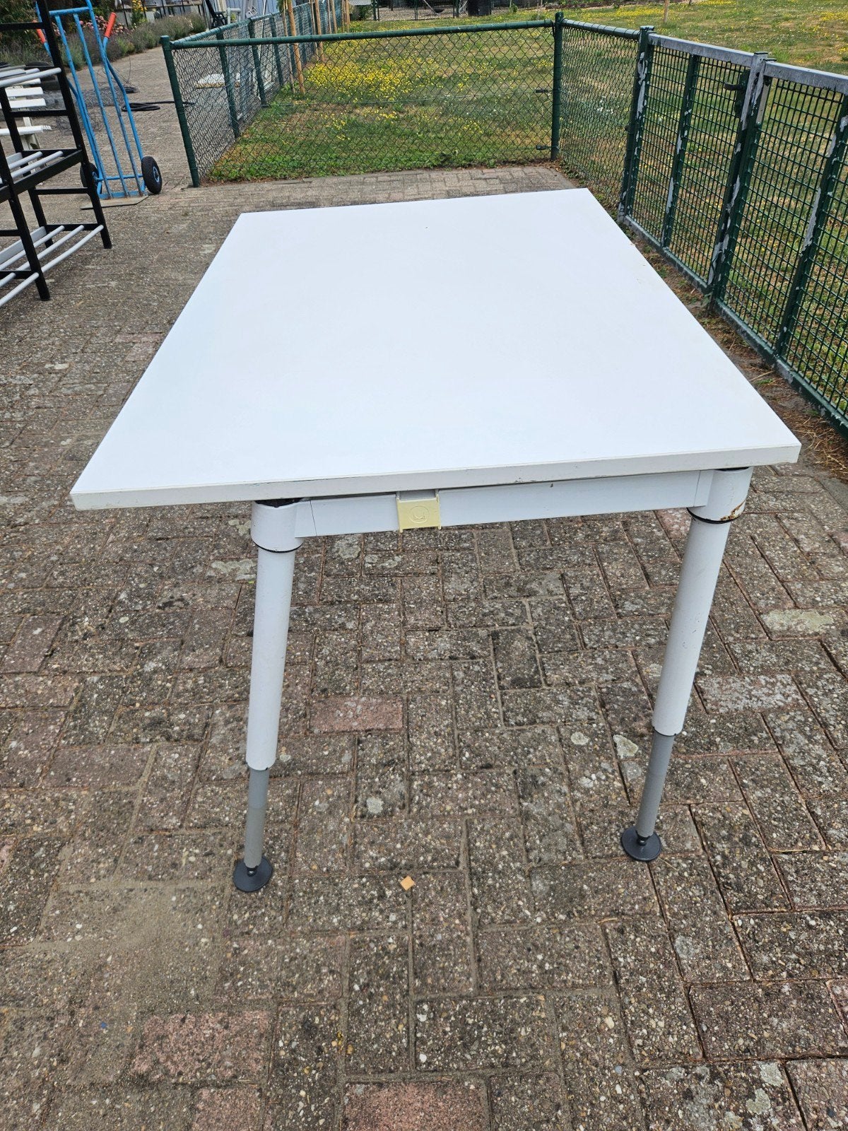 HERMAN MILLER  TAFELS, Ophalen, Plinten