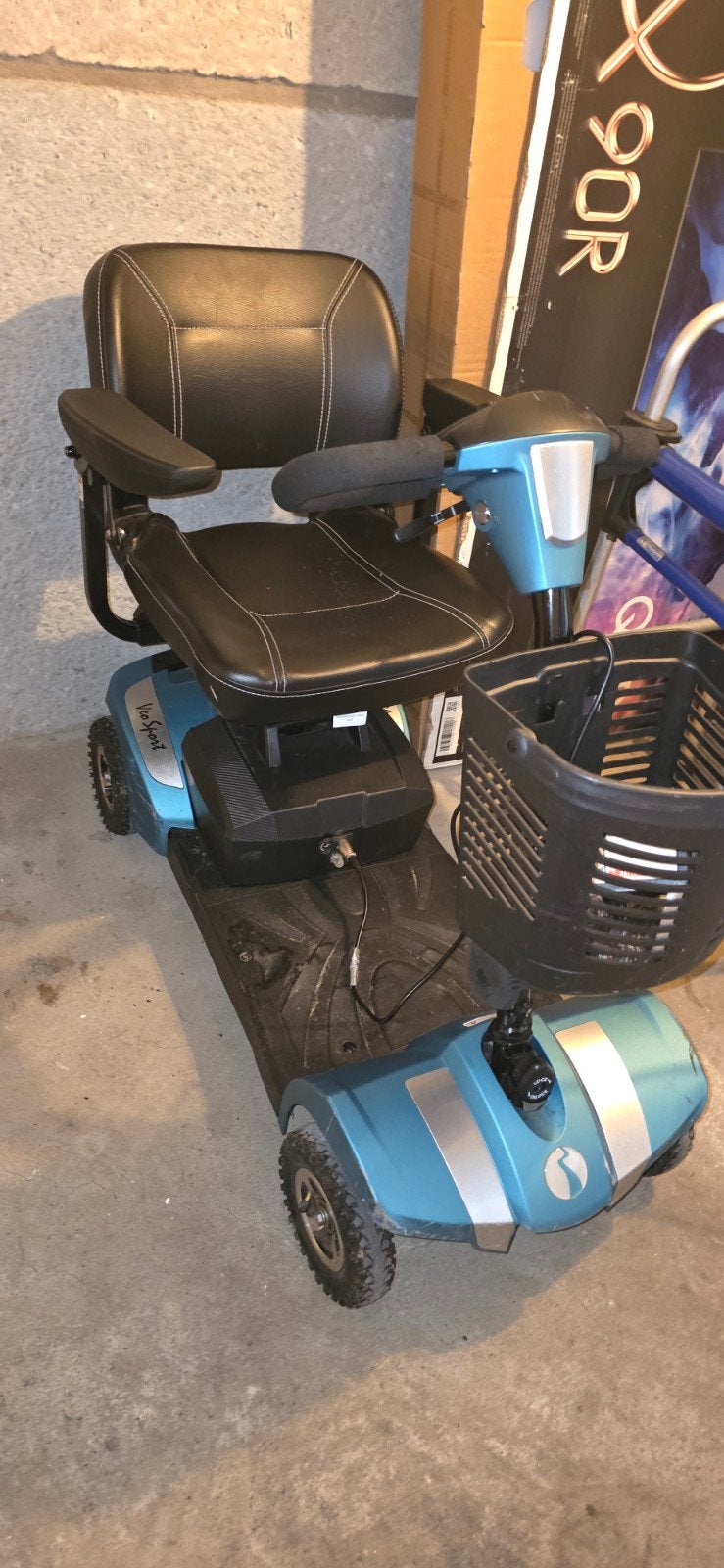 Scootmobiel met veer bande net hebben we nieuwe accu opgezet, Ophalen, 10 km/u of minder
