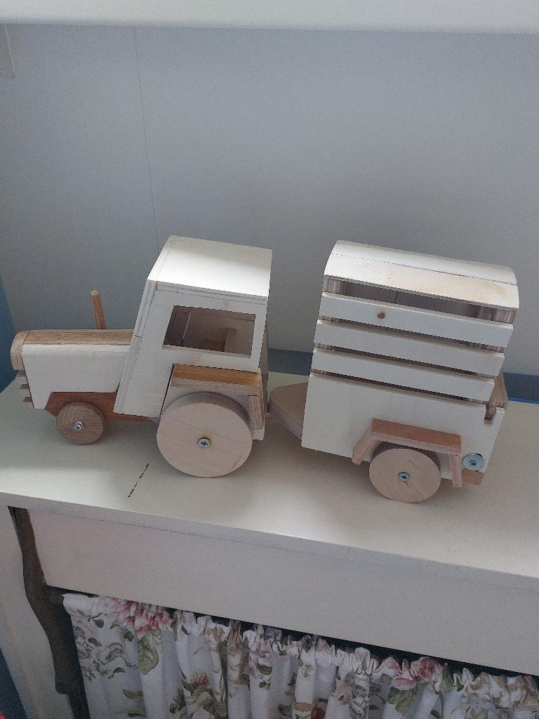 houten trekker met losse kap en trailer , NIEUW en paard.., Ophalen of Verzenden, Nieuw, Rij- of Hobbelspeelgoed