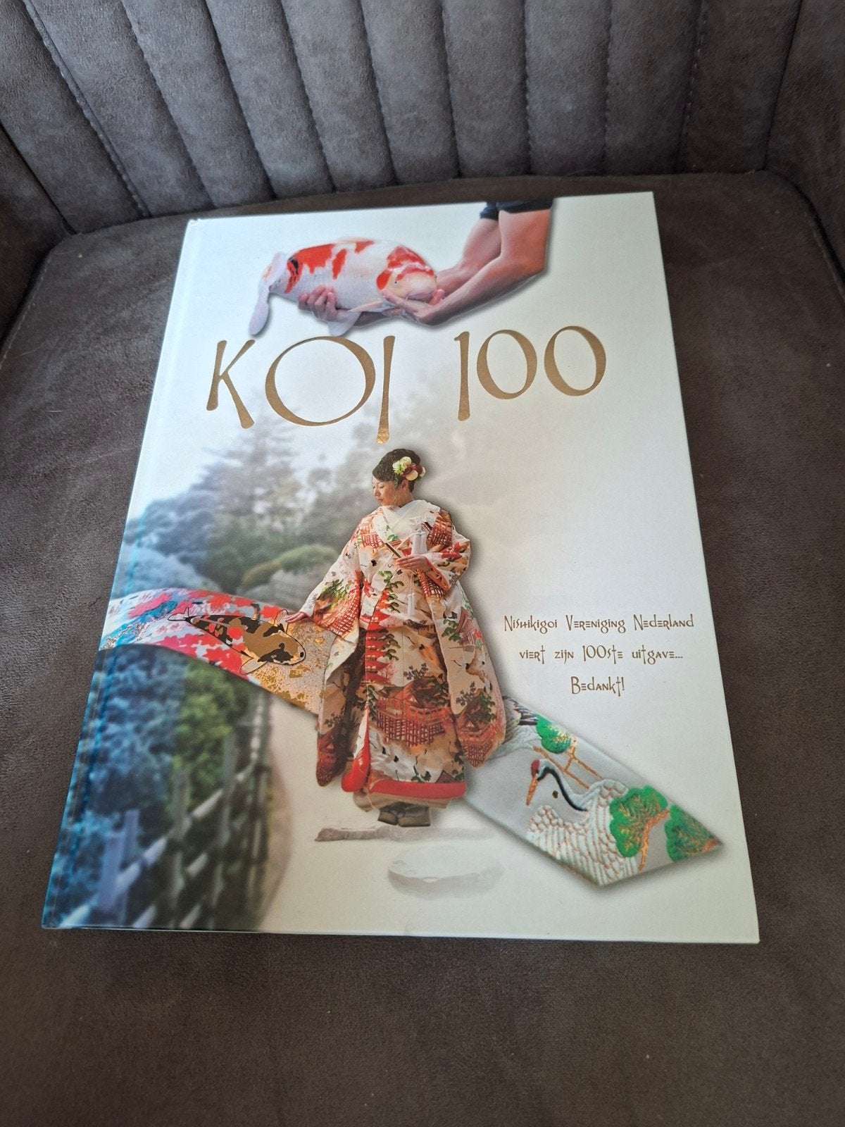 KOI 100 - Jubileumboek Nishikigoi Vereniging Nederland, Ophalen of Verzenden, Zo goed als nieuw