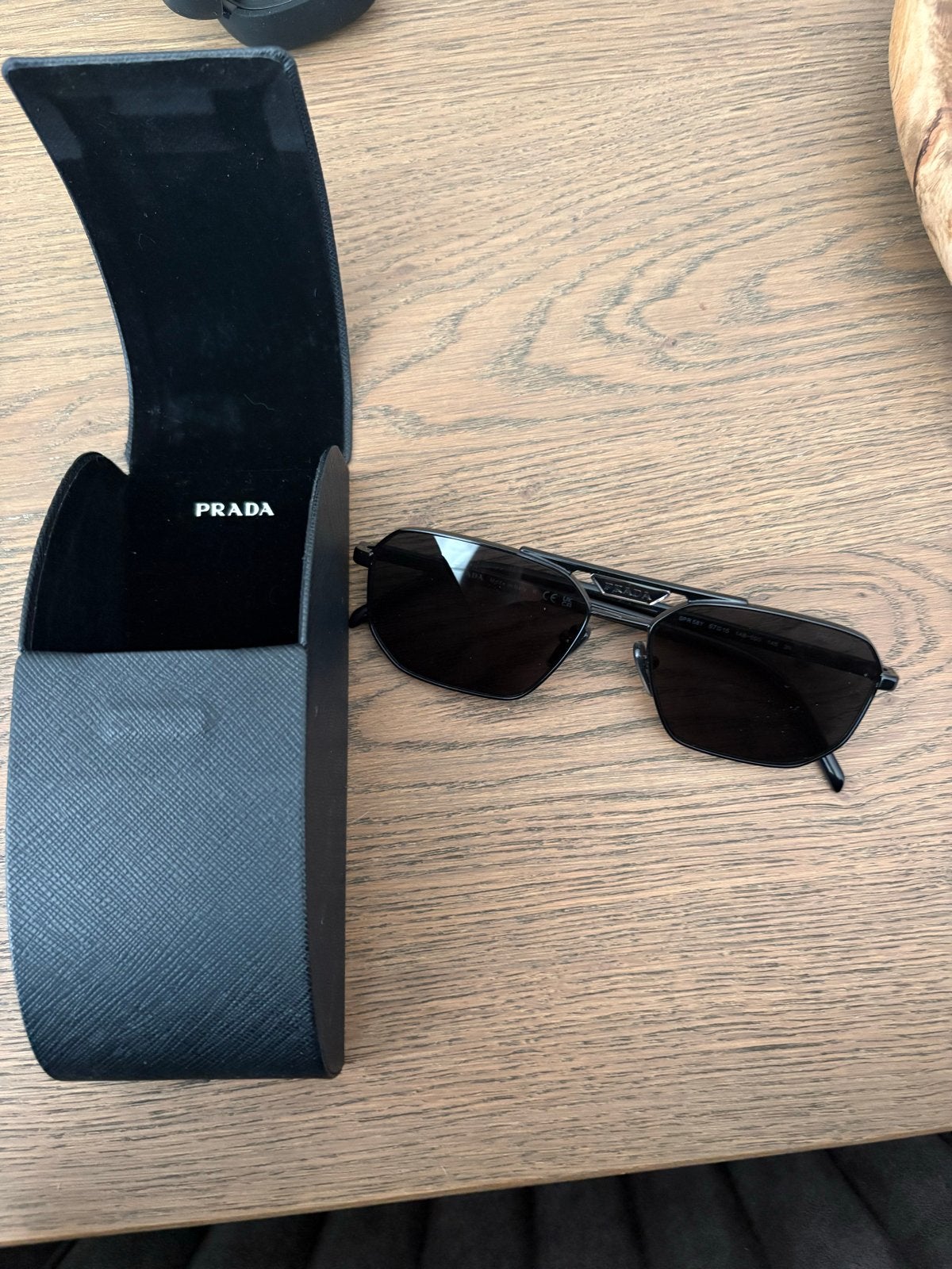 Nieuwe Prada Zonnebril - Geen gebruikerssporen, Sieraden, Tassen en Uiterlijk, Ophalen, Zonnebril, Prada, Zwart