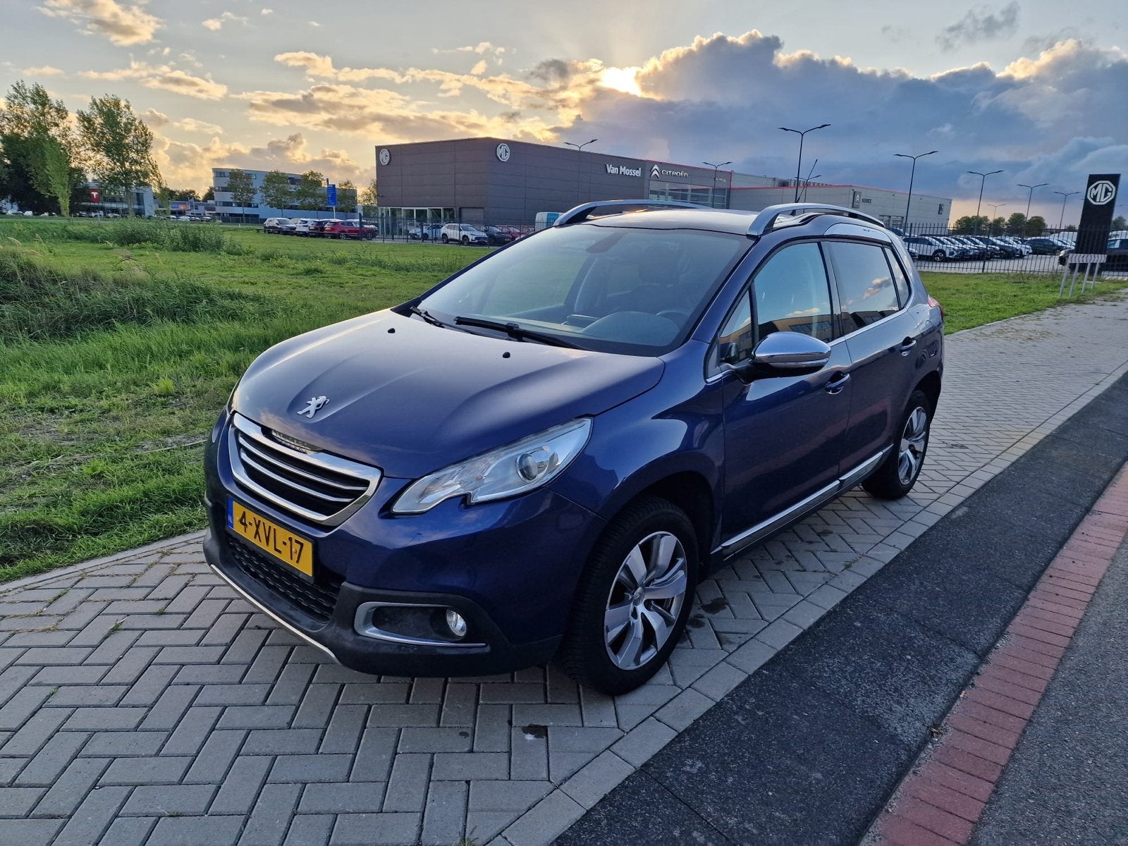 Peugeot 2008 1.2 VTI 60KW/82PK 2014 Blauw met panoramadak, Auto's, Voorwielaandrijving, 40 €/maand, 1199 cc, Blauw