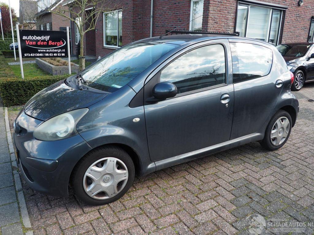 Toyota Aygo 1.0-12V motor kapot (bj 2007), Auto diversen, Schadeauto's, Handgeschakeld, Toyota, Zilver of Grijs, Benzine