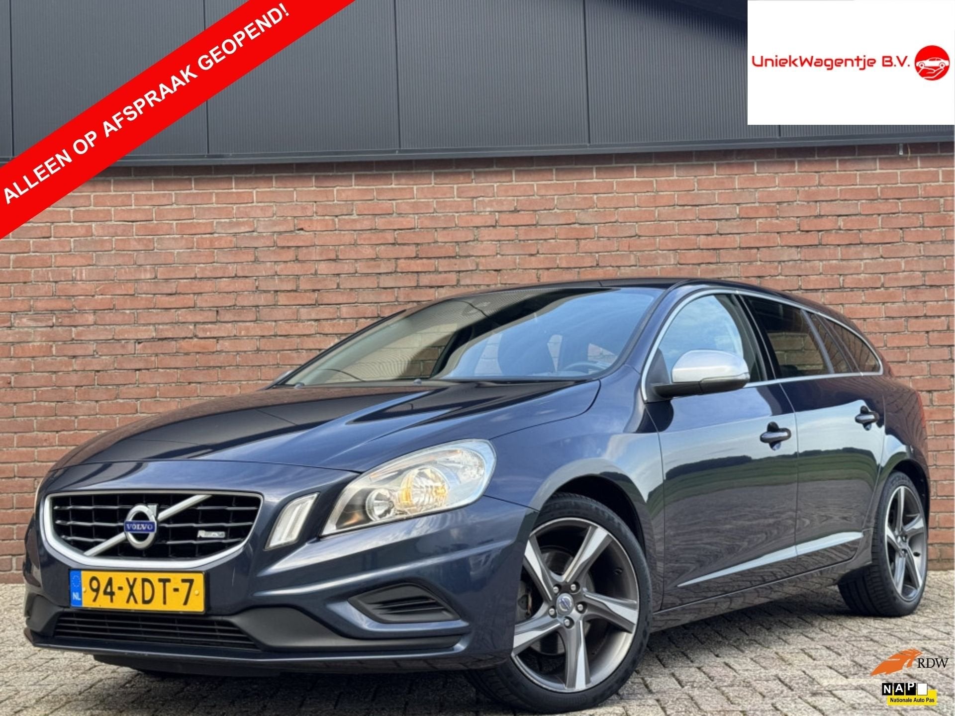 Volvo V60 1.6 T3 R-DESIGN | NL-AUTO! | DEALER OH! | 1E EIG!, Auto's, Voorwielaandrijving, Gebruikt, Zwart, 4 cilinders