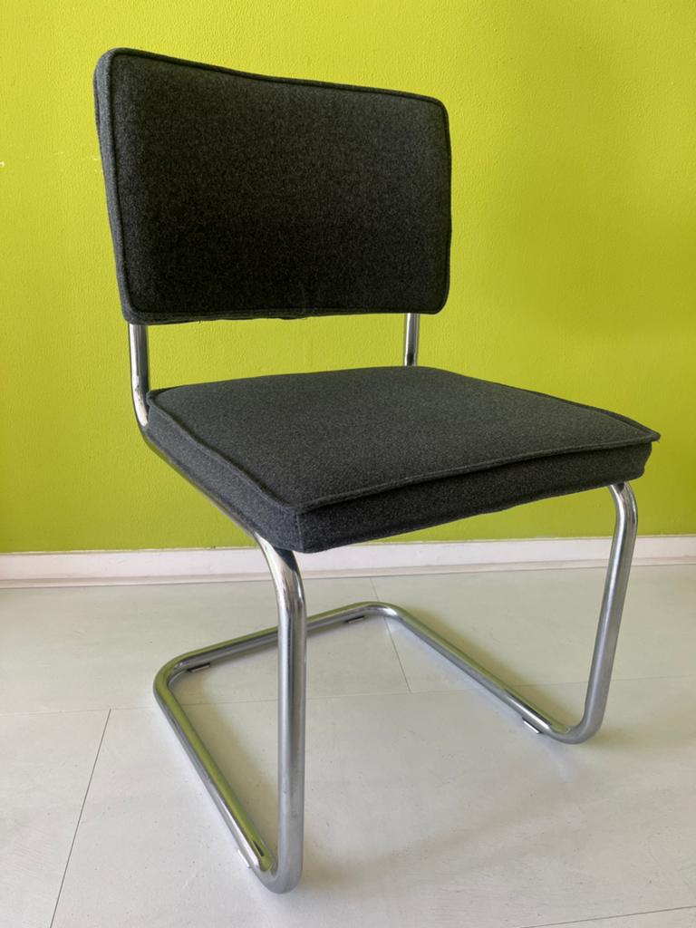 Retrostoel Sevilla van grijs vilt, Huis en Inrichting, Stoelen, Ophalen, Overige materialen, Zo goed als nieuw, Retro