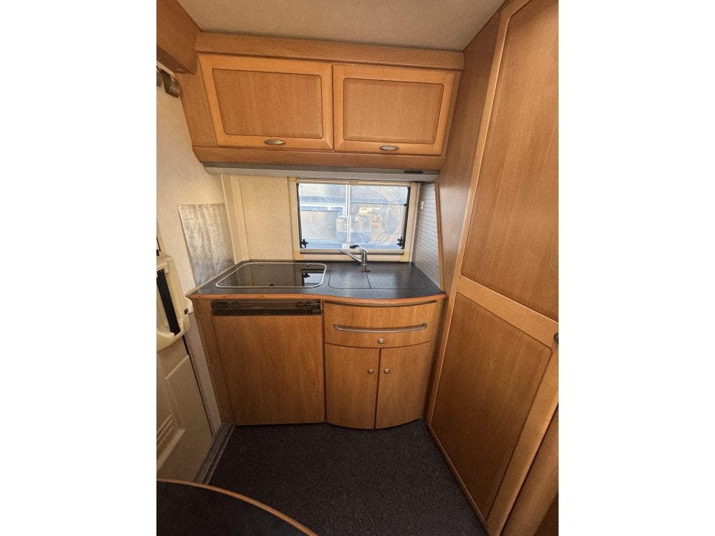 Foto 14 van Hymer B544 Kleine compacte intergaal camper voor 5 personen