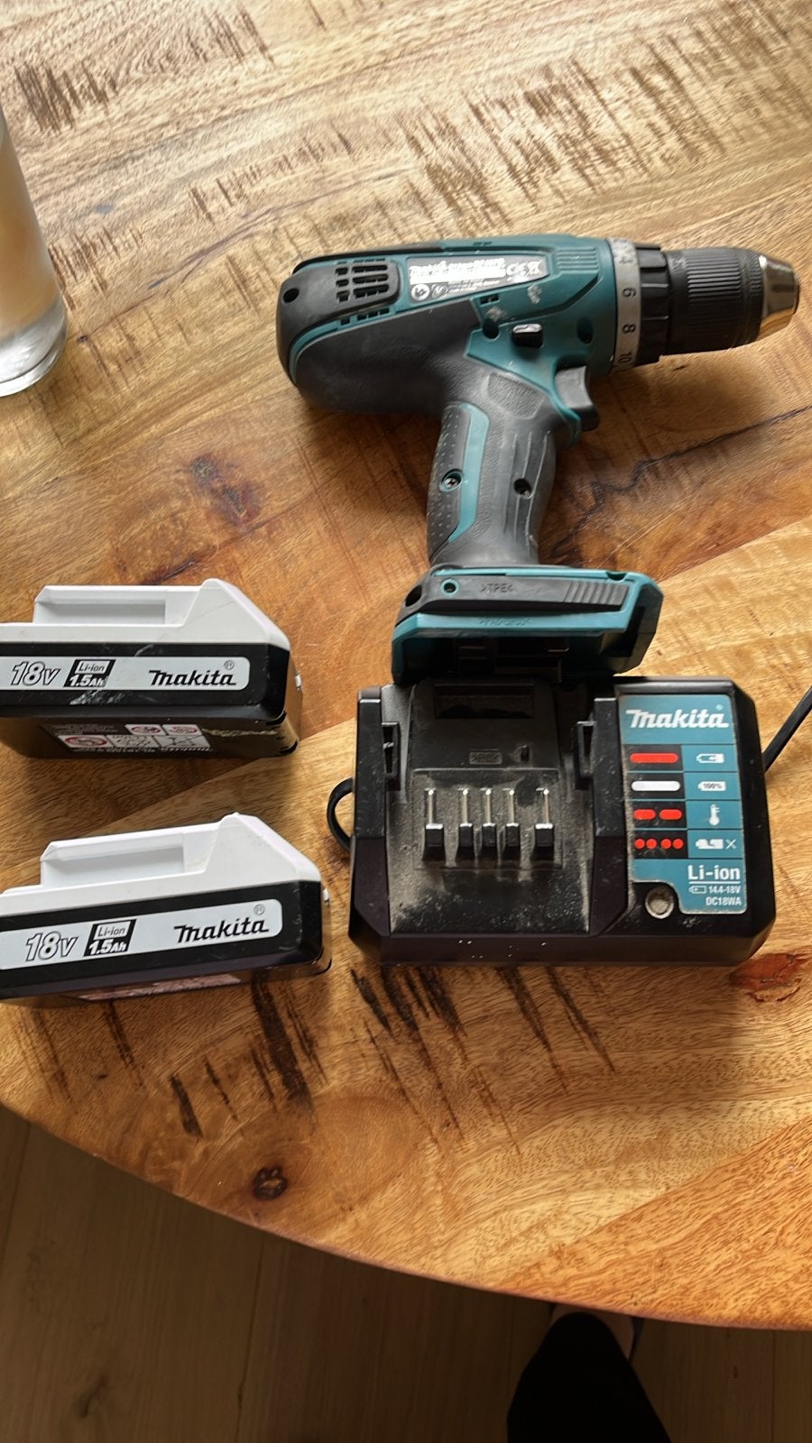 Makita Boor- en Schroefmachine met 2 accu's en lader, Doe-het-zelf en Verbouw, Ophalen, Gebruikt, Boor- en Schroefmachine, Variabele snelheid