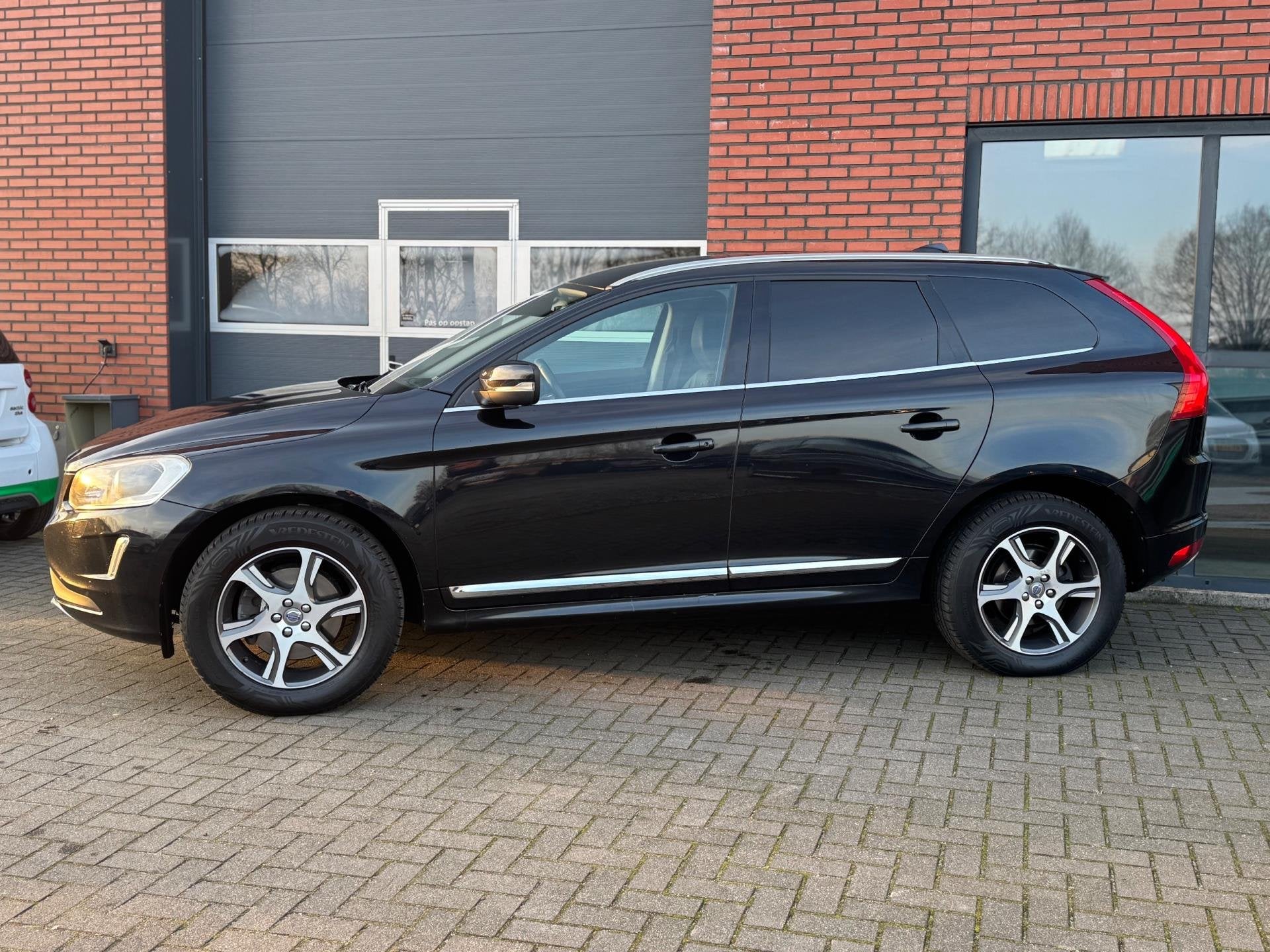 Volvo XC60 Grijs Kenteken 2.0 D4 FWD Summum Cruise Navi Euro, Auto's, Gebruikt, Euro 6, 4 cilinders, Zwart