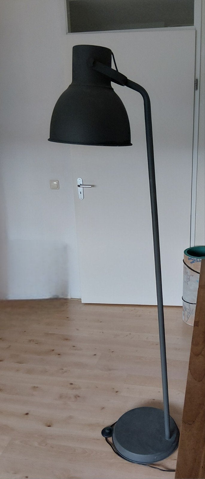 Grijze vloerlamp met grote kap - Modern design, Gebruikt, Metaal, Modern, 150 tot 200 cm