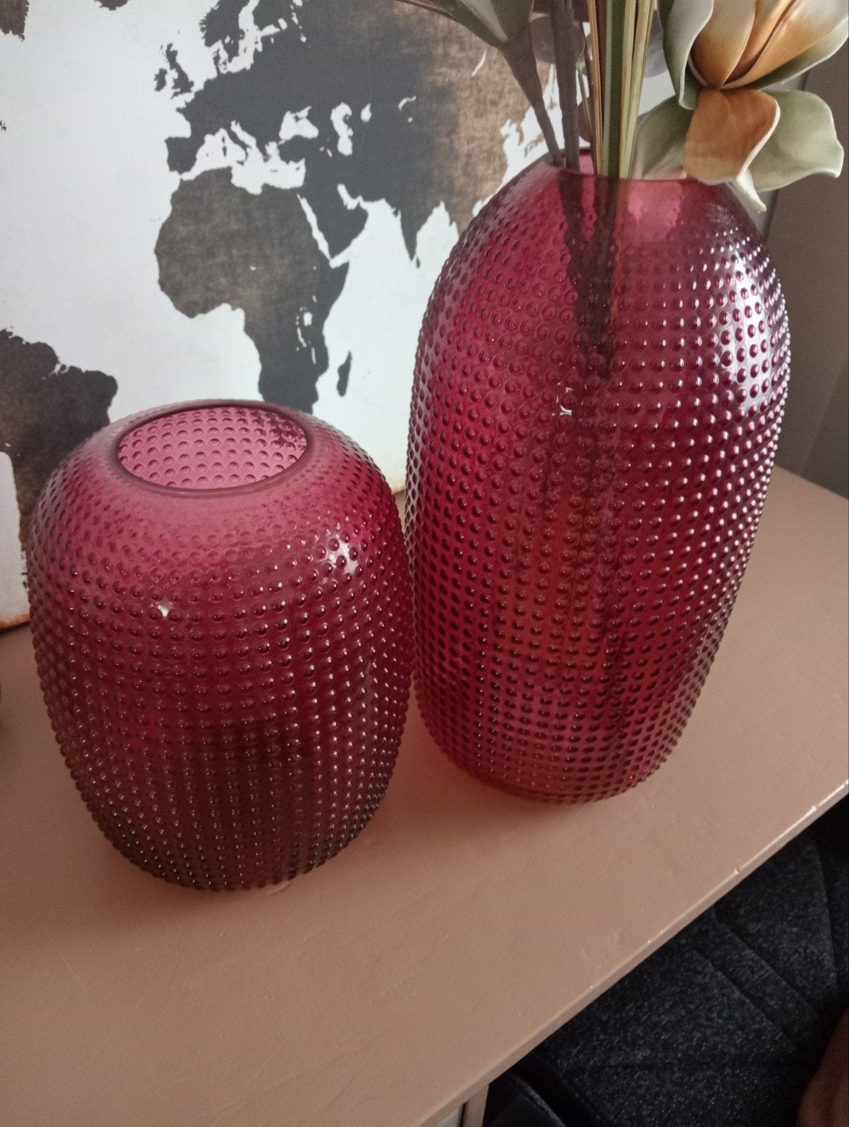 2 grote glazen vazen, Ophalen, Zo goed als nieuw, Met patroon/structuur, Rood