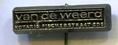 Van de Weerd EDE notaris zwart plastic speldje ( T_062), Verzamelen, Verzenden, Zo goed als nieuw, Merk, Speldje of Pin