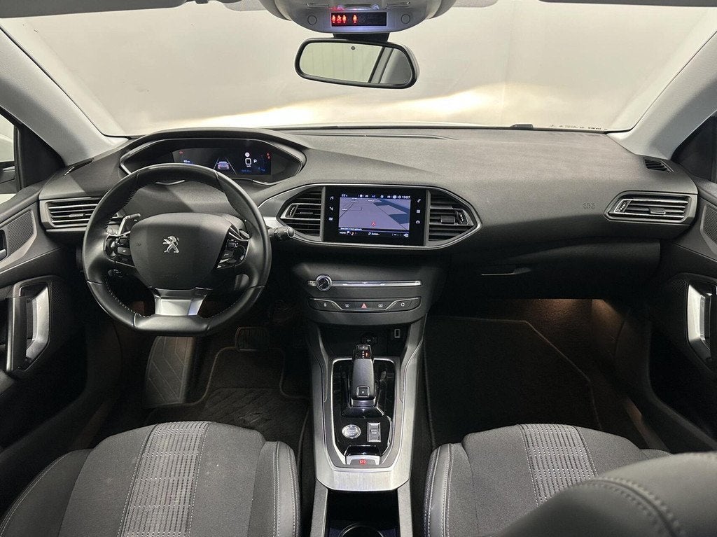 Peugeot 308 SW 1.2 PureTech Blue Lease Allure TREKHAAK CAMER, Auto's, Peugeot, Gebruikt, 1199 cc, Met garantie (alle), Leder en Stof
