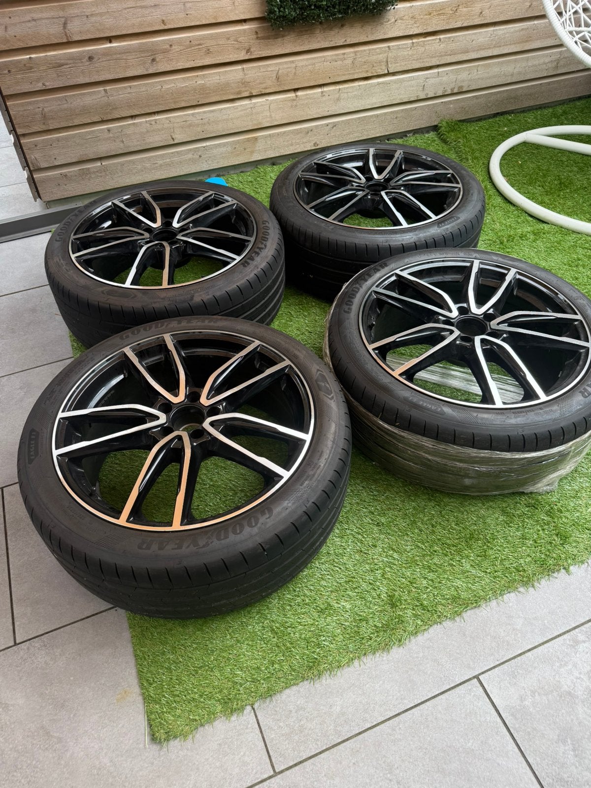 Band met velg 255/40 R20 voor Skoda Kodiaq, Auto-onderdelen, Banden en Velgen, Ophalen, Gebruikt, 255 mm, Banden en Velgen
