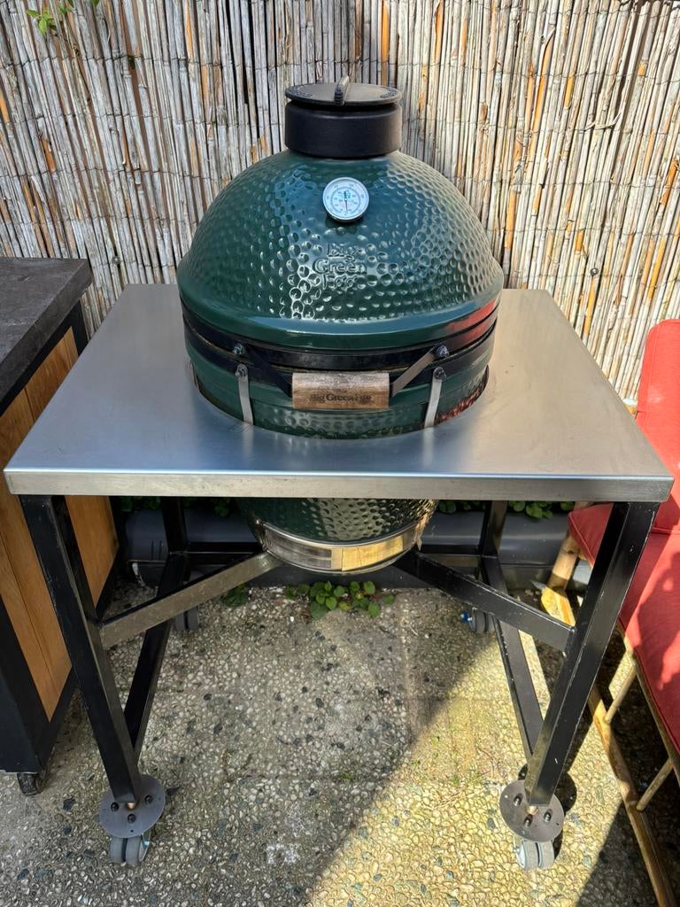 Big Green Egg Medium, Tuin en Terras, Houtskoolbarbecues, Ophalen, Gebruikt, Met accessoires