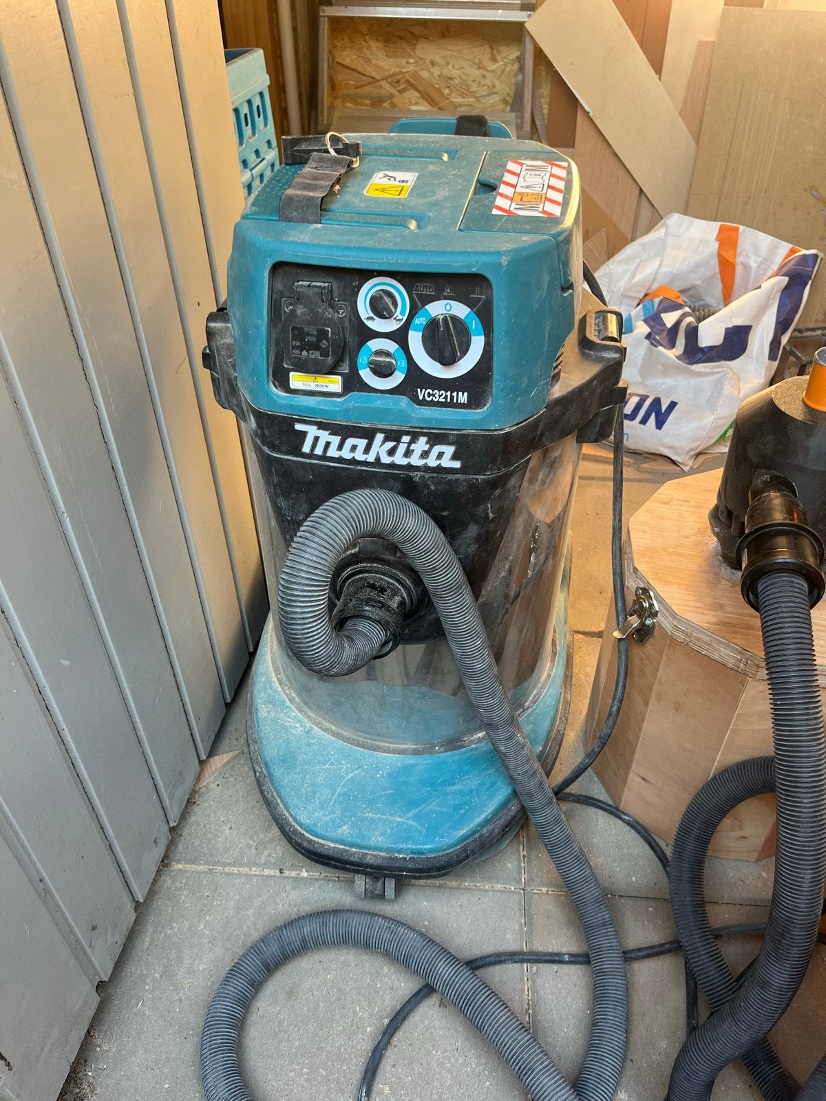 Makita VC3211M Bouwstofzuiger, Doe-het-zelf en Verbouw, Reinigingsmachines, Ophalen, Gebruikt, Waterstofzuiger
