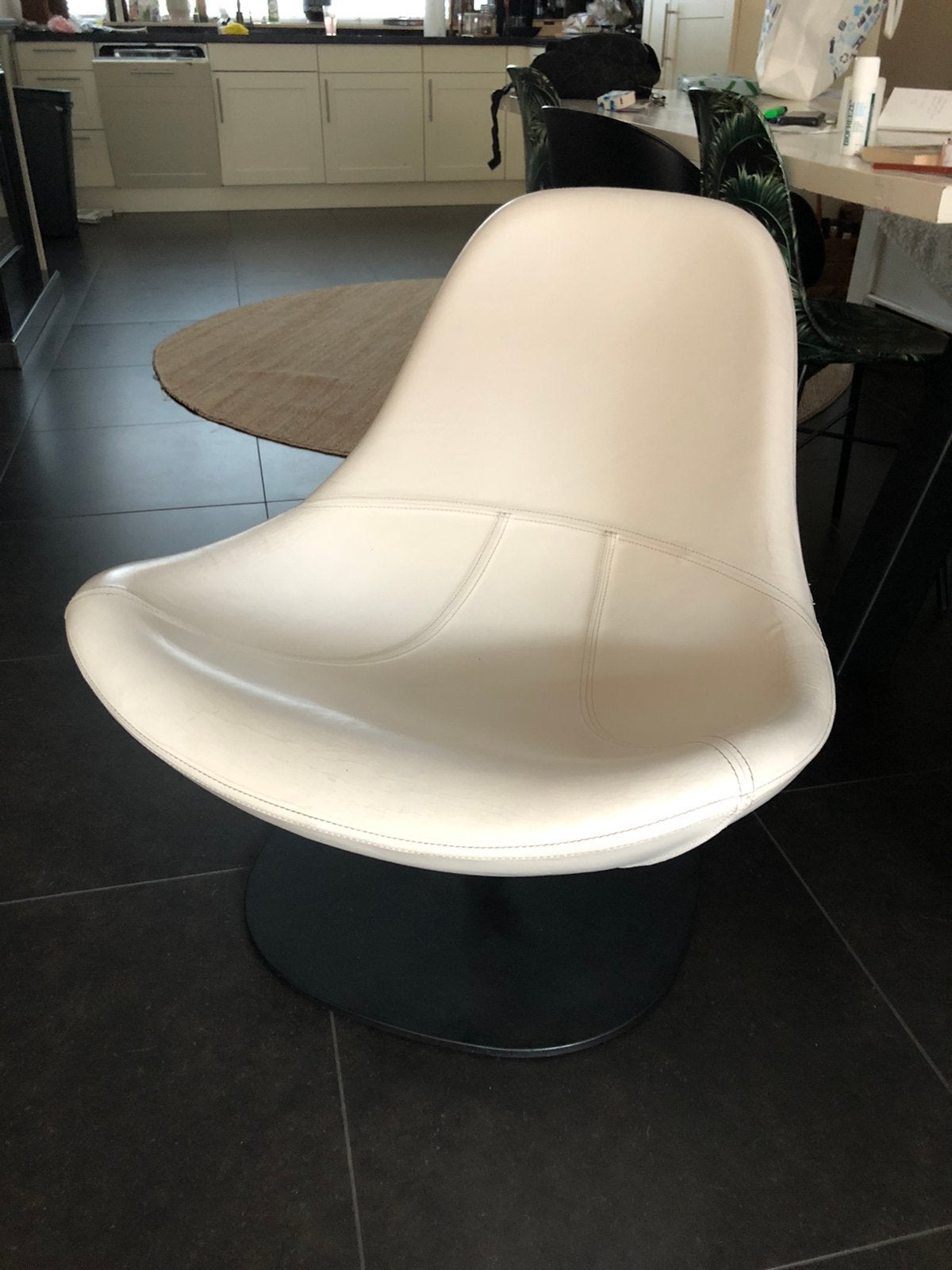 Draaistoel Ikea Tirup wit leer met zwarte stalen voet, Huis en Inrichting, Ophalen, Gebruikt, Wit, Leer