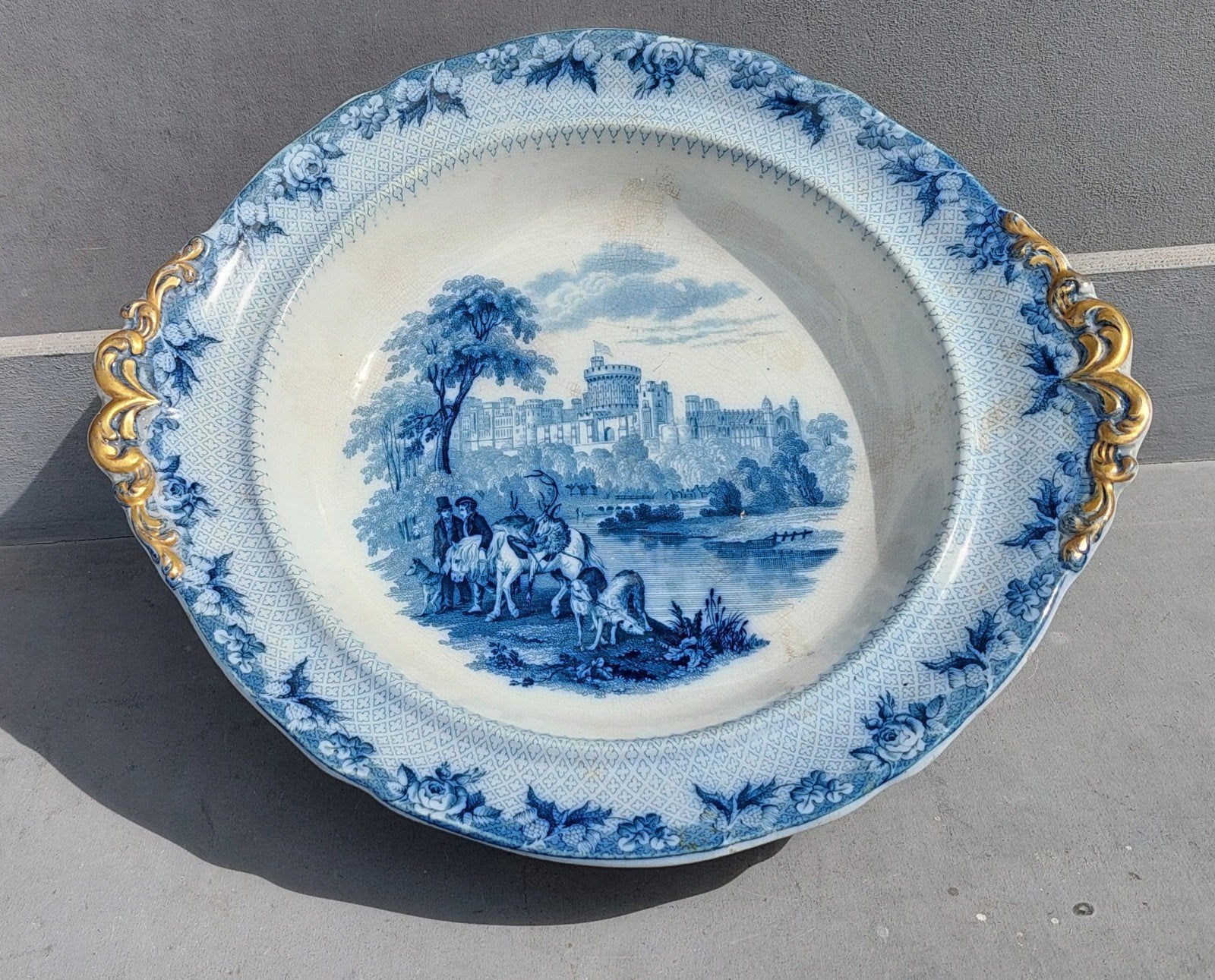 Antieke keramieken schaal met blauw-wit decor en goud, Ophalen of Verzenden