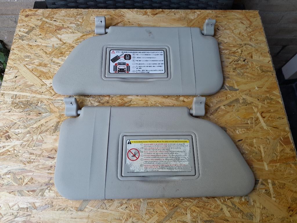 ZONNEKLEP Links + Rechts - PEUGEOT 1007 Setprijs €18,-, Auto-onderdelen, Interieur en Bekleding, Verzenden, Gebruikt, Peugeot