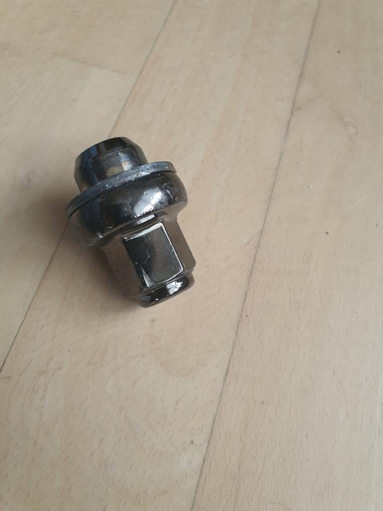 Gevonden een wielbout, Ophalen of Verzenden