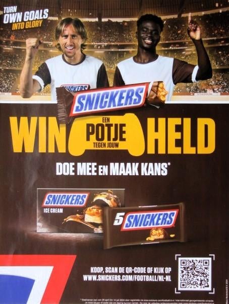 1 advertentie reclame Snickers football Modric Saka voetbal, Verzamelen, Ophalen of Verzenden, Zo goed als nieuw, Overige typen