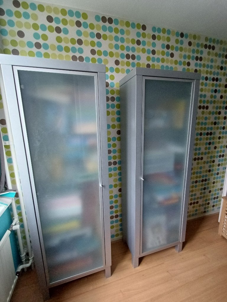 2 identieke vitrinekasten