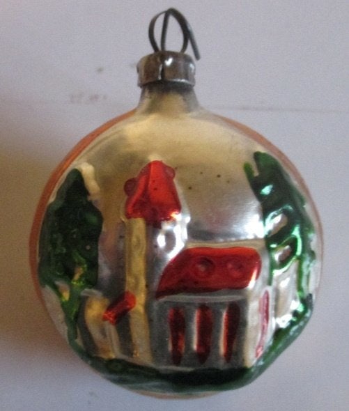 oud kleine kerstbal met kerkje en dennenboom 3, Diversen, Kerst, Verzenden