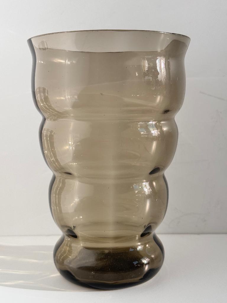 Art deco vaas, rookglas, De Bazel stijl, Leerdam, Antiek en Kunst, Ophalen of Verzenden