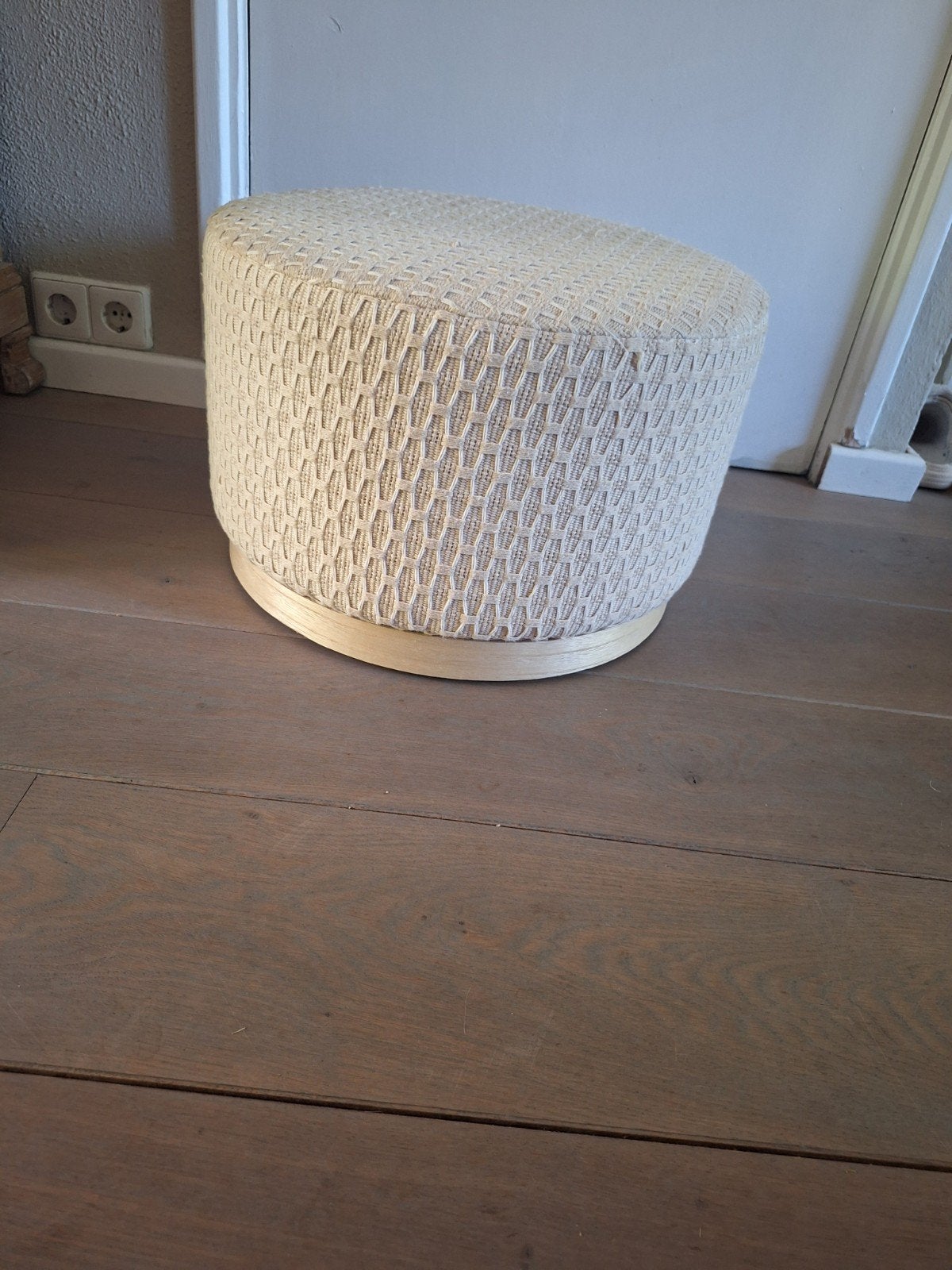 Leuke poef van Karwei - Zo goed als nieuw, Huis en Inrichting, Banken | Voetenbanken en Poefen, Rond, Minder dan 50 cm, Ophalen of Verzenden