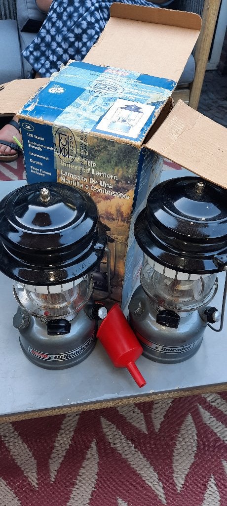 2 Coleman Benzine Lamp Unleaded 1 met bijvul trechter, Verzenden, Gebruikt
