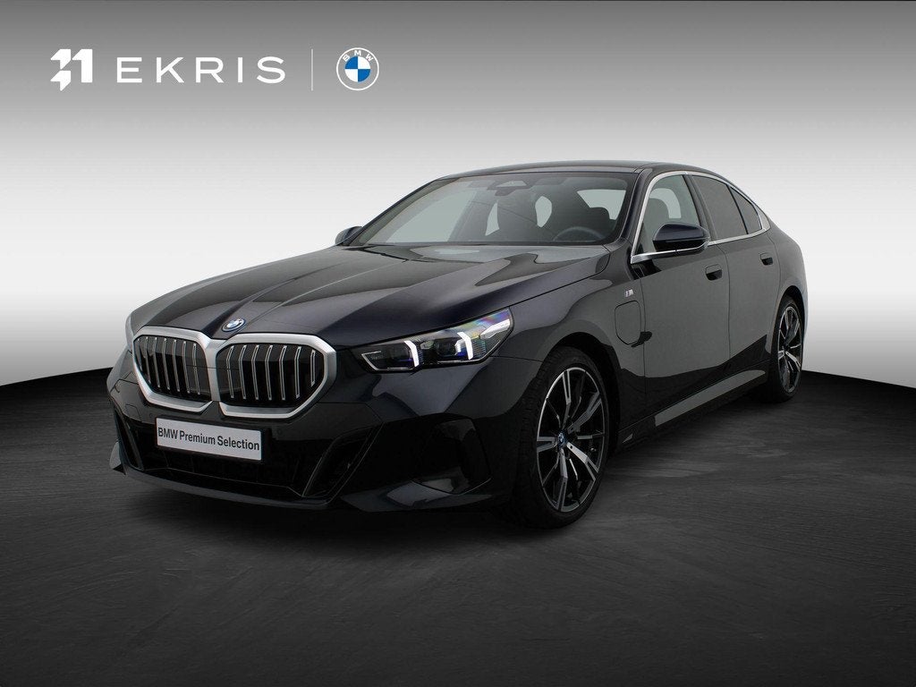BMW 5 Serie Sedan 550e xDrive M Sportpakket | Adaptief Onder, Auto's, BMW, Automaat, Automatische klimaatregeling, Gebruikt, 138 €/maand