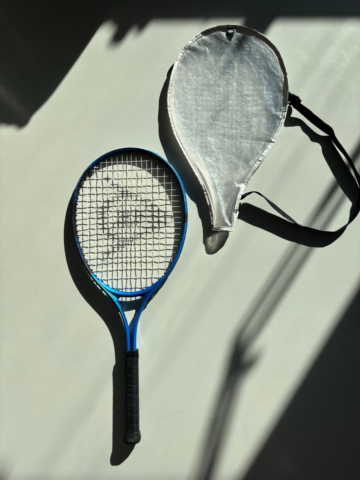 Dunlop tennisracket maat 26 met hoesje, Sport en Fitness, Ophalen of Verzenden, Gebruikt, Racket, Dunlop
