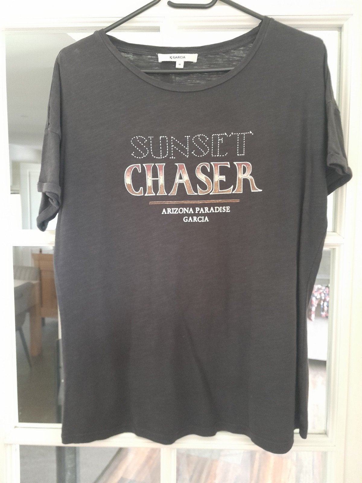 Zwart Garcia T-shirt met 'Sunset Chaser' tekst, Kleding | Dames, Maat 38/40 (M), Zwart, Ophalen of Verzenden, Zo goed als nieuw