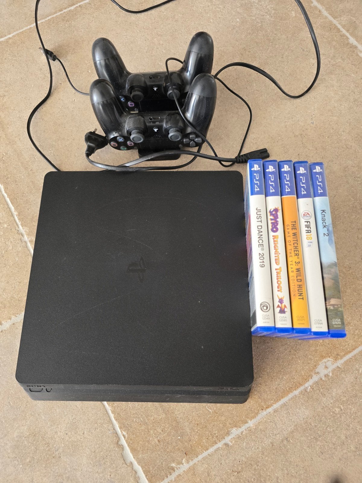 PlayStation 4 Slim met 2 controllers en 5 games, Met 2 controllers, Ophalen of Verzenden, Slim, Gebruikt