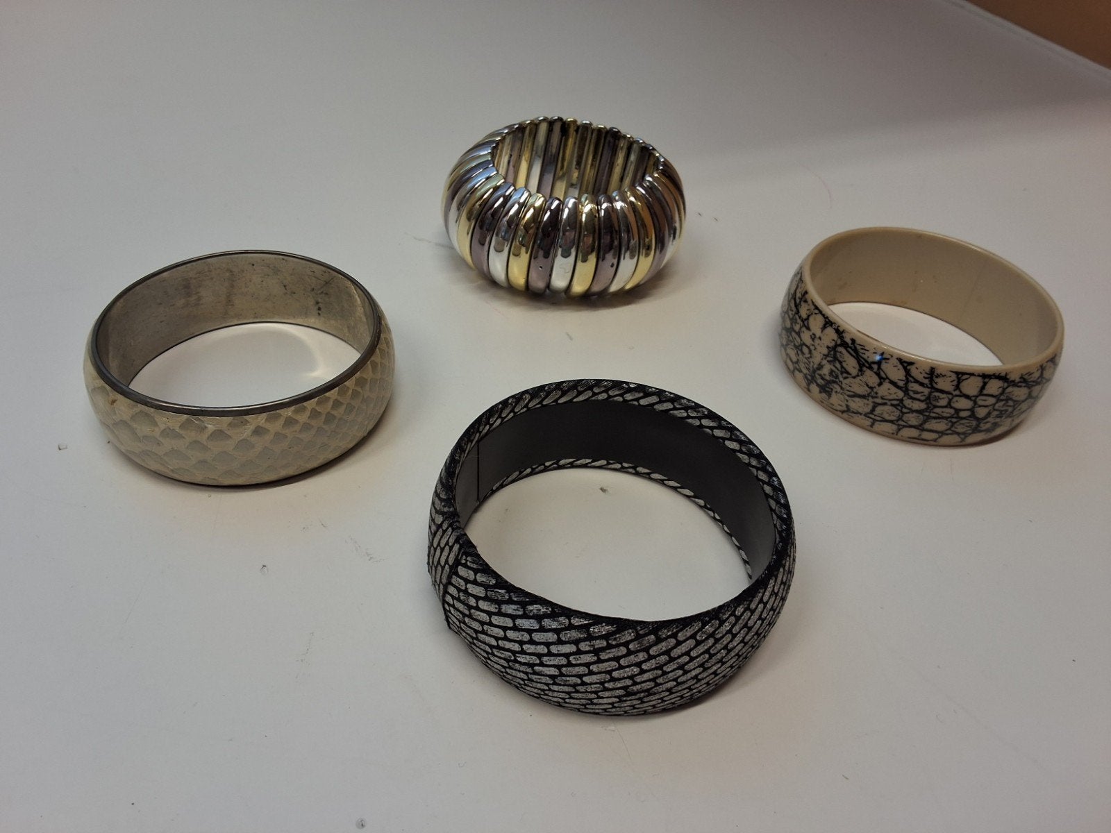Set van 4 Stijlvolle Bangle Armbanden met Diverse Texturen, Ophalen of Verzenden