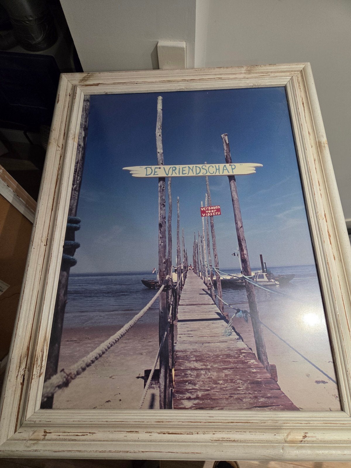 Ingelijste foto 'De Vriendschap' - Strand en steiger, Huis en Inrichting, Ophalen, Gebruikt, Ingelijst werk, Wit