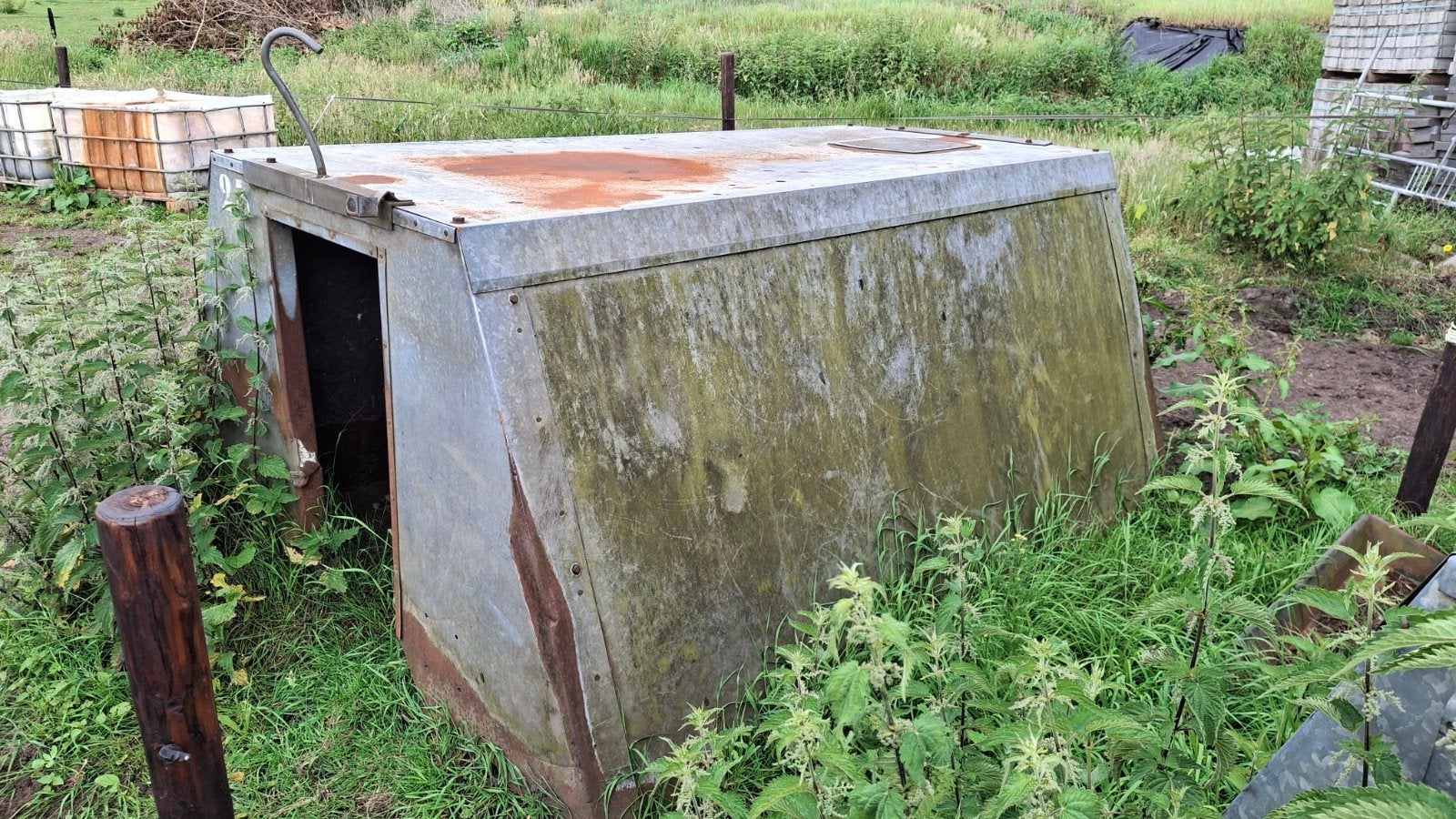 Twee buitenhokken voor varkens
