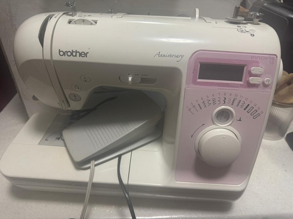 Brother Innovis 10 Anniversary, Hobby en Vrije tijd, Naaimachines en Toebehoren, Ophalen of Verzenden, Zo goed als nieuw, Naaimachine