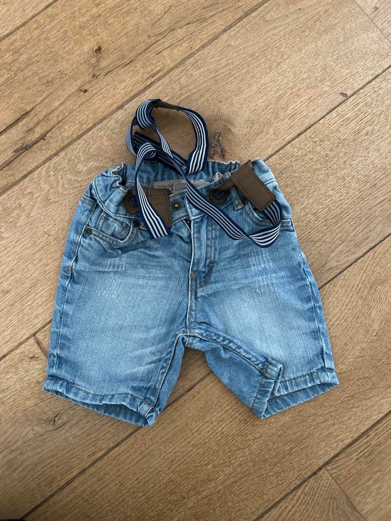 Leuk spijkerbroekje met bretels maat 74, Ophalen of Verzenden, Gebruikt, Jongetje of Meisje, Broekje