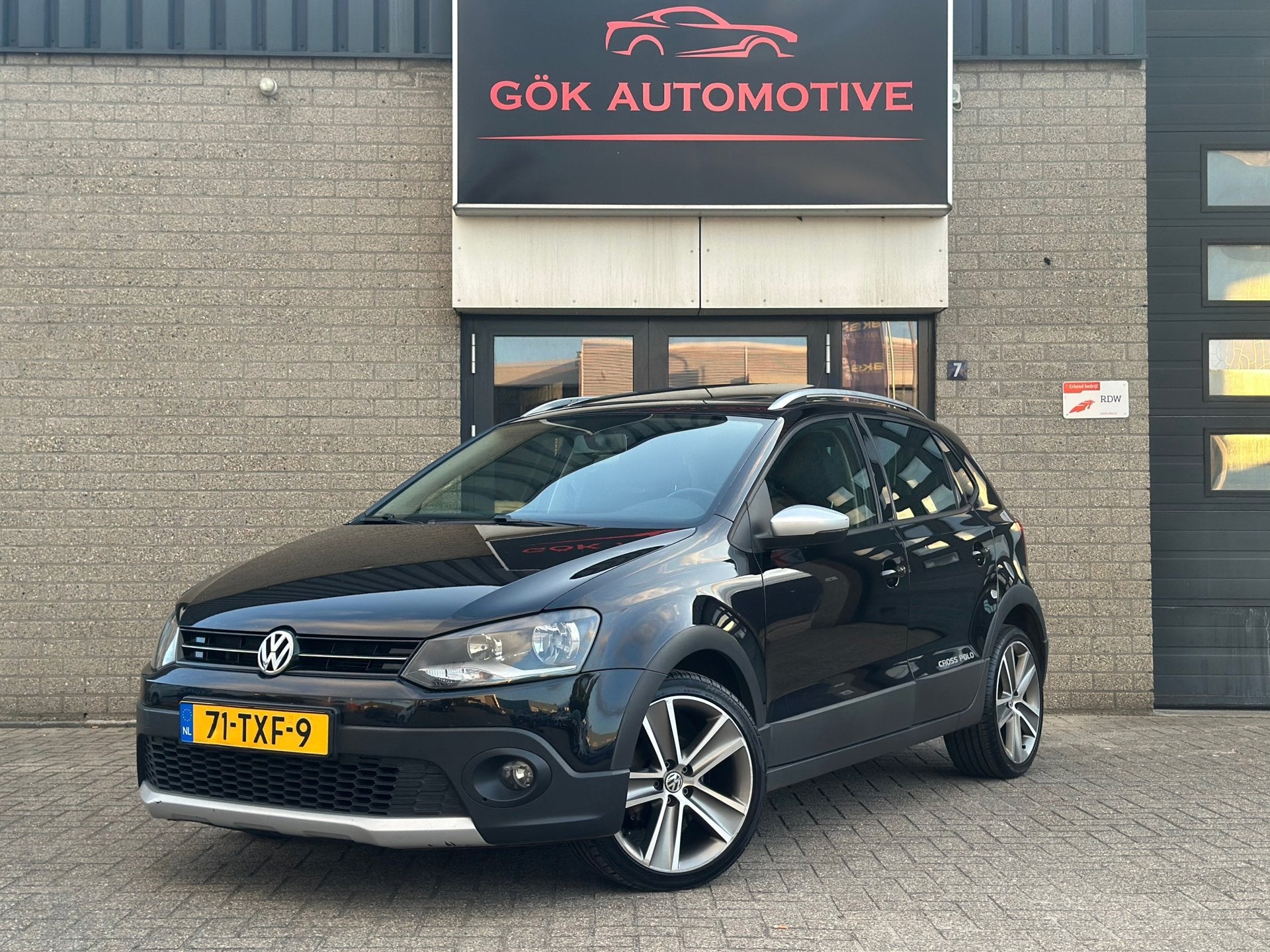Volkswagen Polo 1.2 TSI Cross / Automaat / Pano / Leer / LM, Auto's, Zwart, 1076 kg, Polo, Hatchback