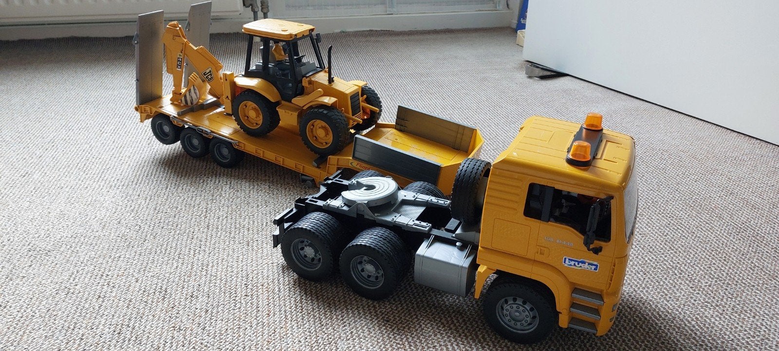 Bruder MAN vrachtwagen met JCB graafmachine, Ophalen of Verzenden, Zo goed als nieuw