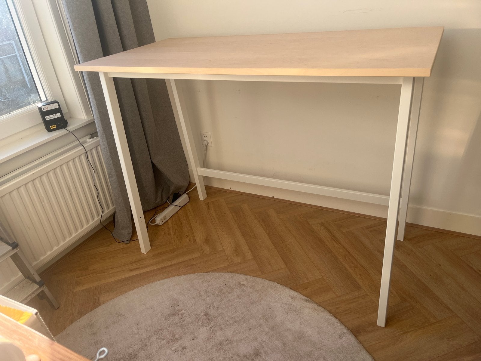 Moet weg: Gratis ophalen: Hoog Bureau (150x140x68cm), Ophalen, Zo goed als nieuw, IKEA, Stabureau