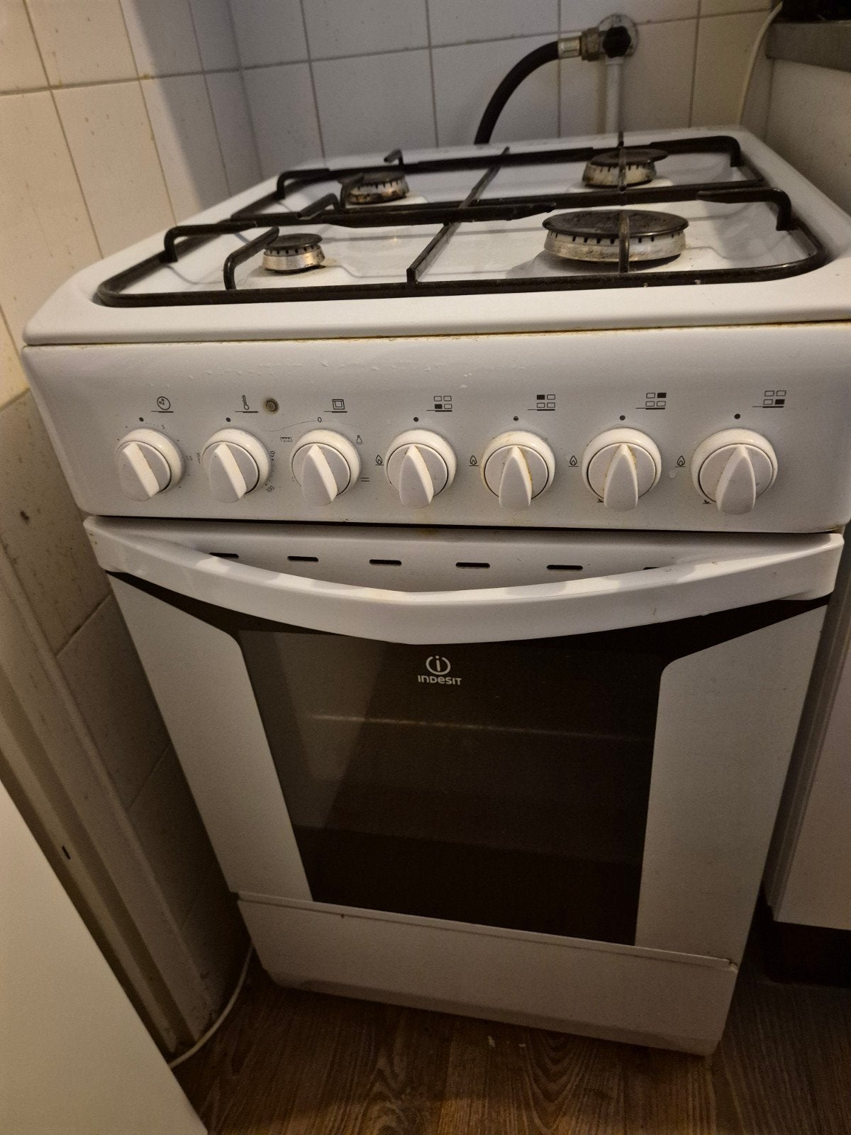 Indesit gasfornuis met oven - geen bakplaat, Witgoed en Apparatuur, Fornuizen, Gebruikt, Gas, 85 tot 90 cm, 4 kookzones
