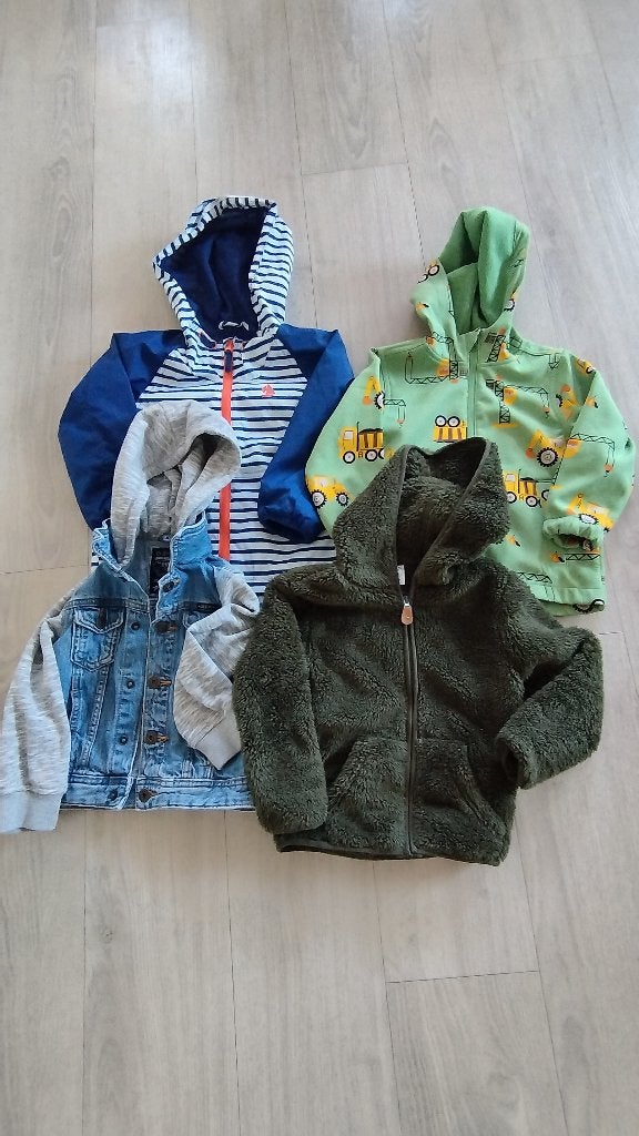2 jassen, een spijkerjas en een fleecevest - 104, Kinderen en Baby's, Kinderkleding | Maat 104, Ophalen of Verzenden, Zo goed als nieuw