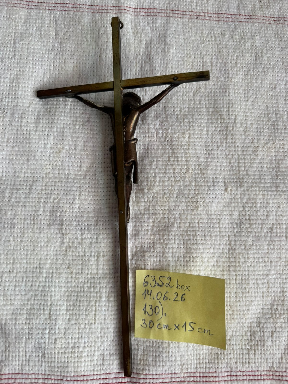 Brass cross with the crucifixion of jesus christ, Verzamelen, Ophalen of Verzenden, Zo goed als nieuw, Sieraad, Christendom | Katholiek