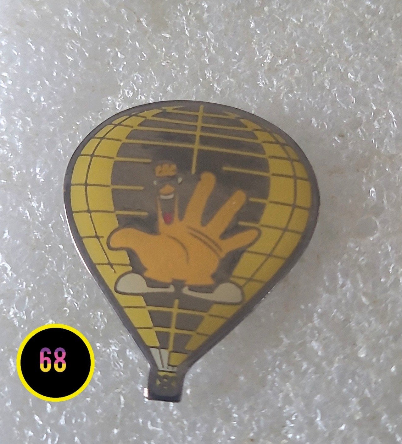 Pin: Lachende Hand in Luchtballon, Verzamelen, Verzenden, Gebruikt, Overige onderwerpen, Speldje of Pin