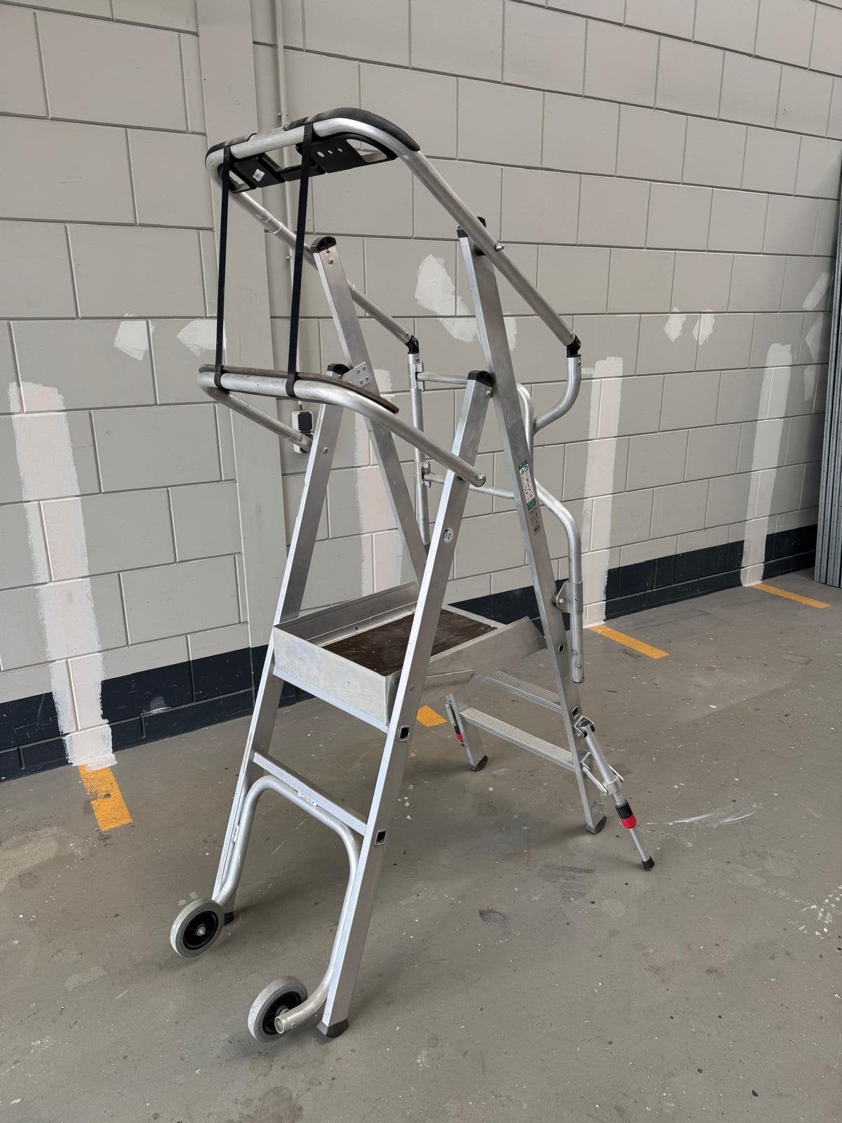Stevige aluminium platformtrap met wielen en handgrepen, Ophalen of Verzenden, Gebruikt, Trap, 2 tot 4 meter