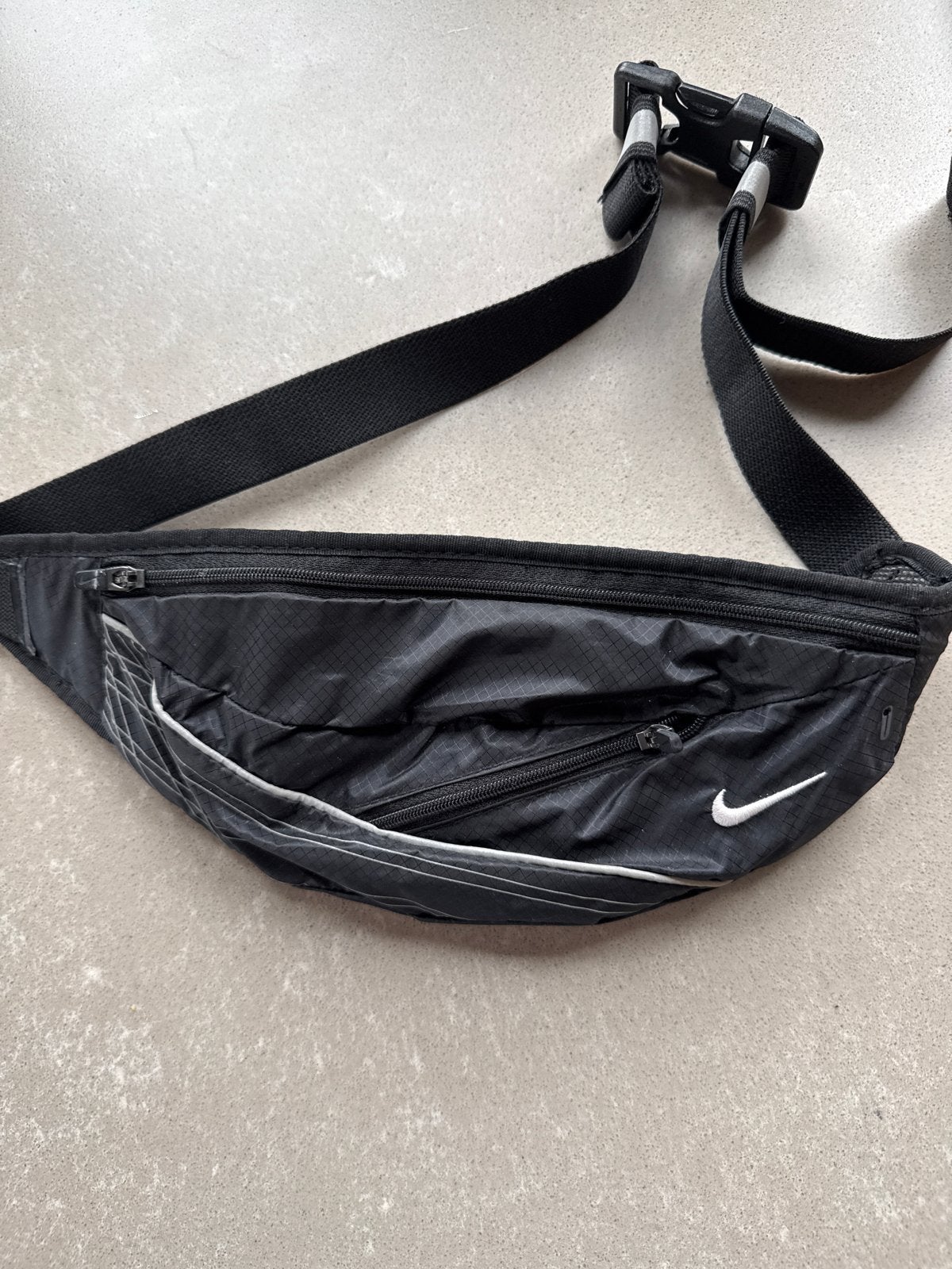 Nike heuptasje met 2 ritsvakken en verstelbare heupband, Gebruikt, Zwart, Minder dan 40 cm, Minder dan 35 cm