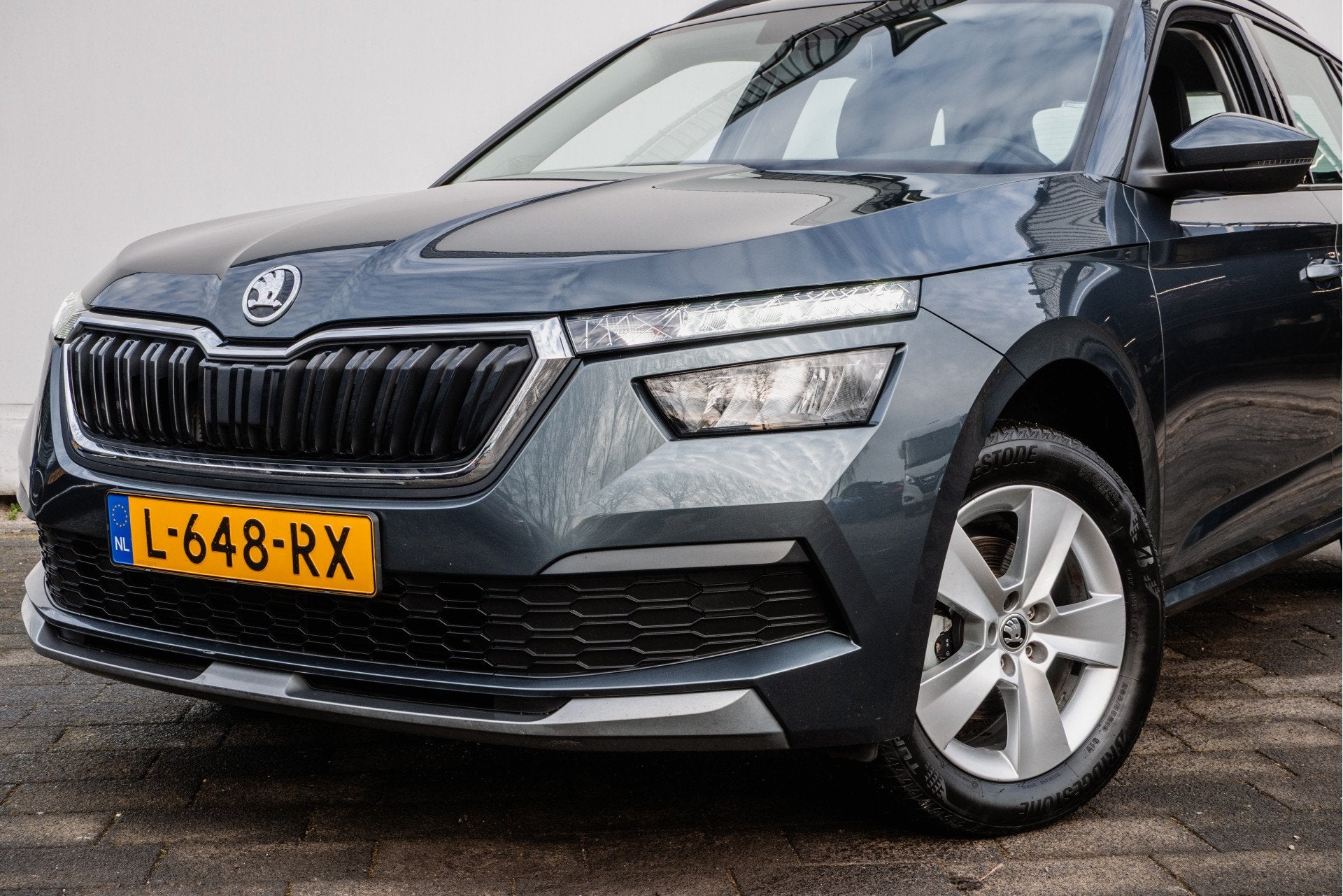 Skoda Kamiq 1.0 TSI 110pk Ambition Trekhaak/ Navigatie Apps/, Auto's, Stof, Gebruikt, Met garantie (alle), 49 €/maand