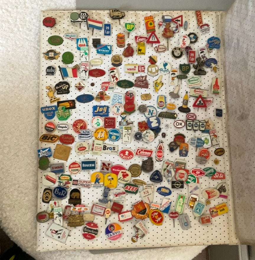 Vintage verzamelalbum met reclamespeldjes jaren '60-'70, Verzamelen, Ophalen of Verzenden, Gebruikt, Merk, Speldje of Pin