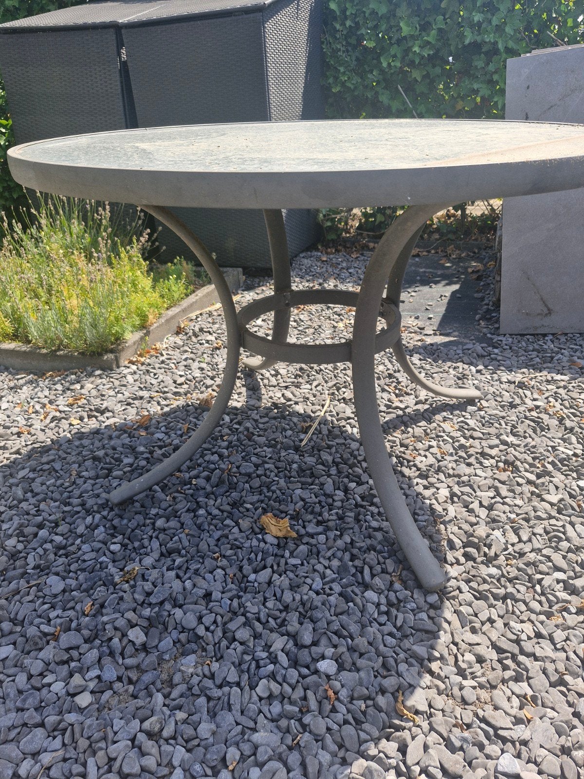Gratis af te halen: Ronde tuintafel met glazen blad, Tuin en Terras, Tuintafels, Ophalen of Verzenden, Gebruikt, Rond, Metaal
